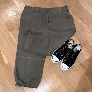 ✅Style & co capris cargo style in army  green. Button/Zip front closure 💚